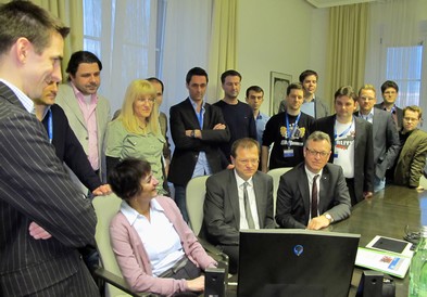 Medienminister Schneider und Roland Richter, MdL mit den Vertretern der bayerischen Gamesbranche während der Präsentation des Trailers.